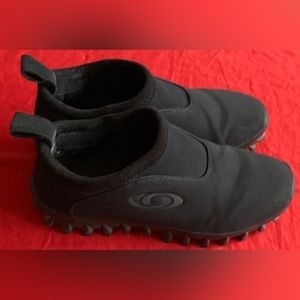 Mens Salomon Snow Clogs Sz. 10.5 US Waterproof and super warm. Good Condition.